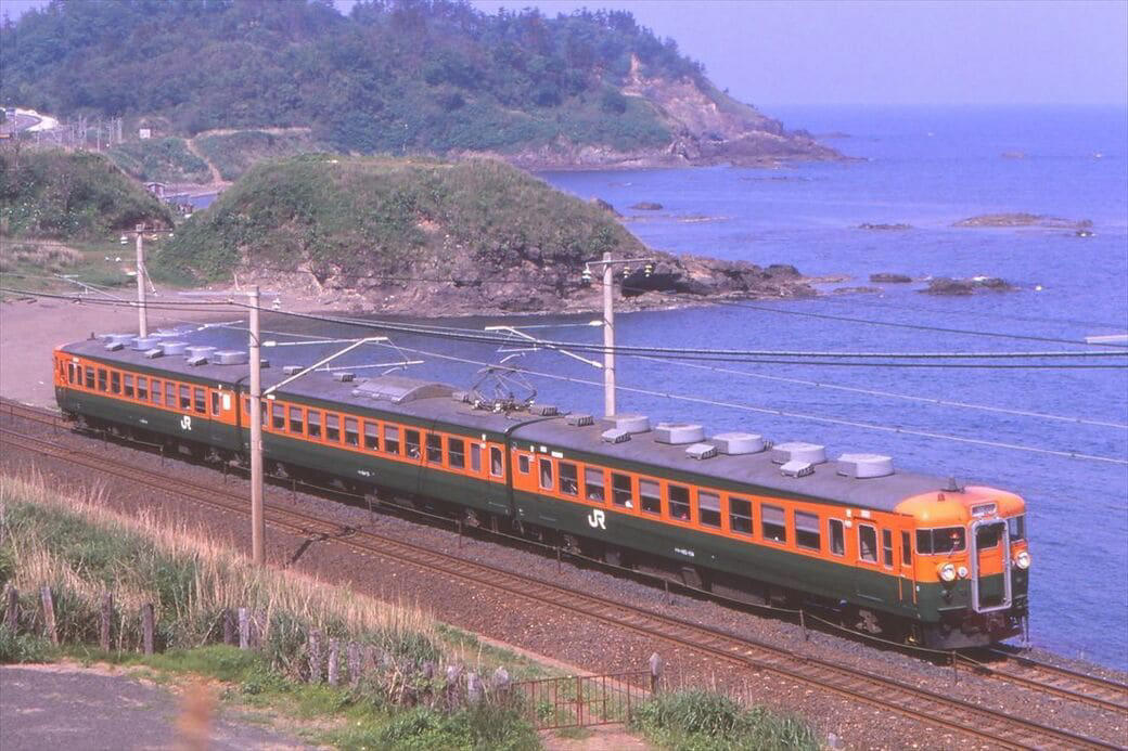 「急行型電車」の登場, 急行型の元祖、153系, 急行型の代表格、165系, ローズピンクの「交直流急行型」, 北陸本線の電車急行黄金時代