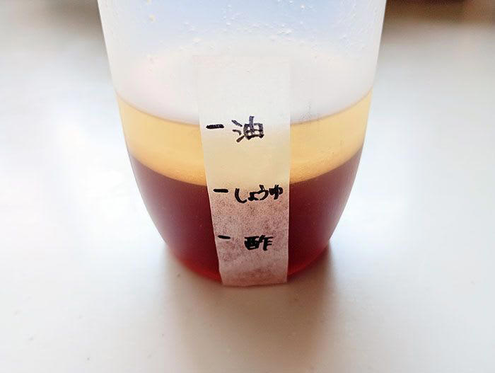 100均で買える「ミニサイズのはちみつ」が使いやすい！, はちみつ容器の活用①アイスに使うトッピングの容器に, はちみつ容器の活用②手作りドレッシングボトルに, はちみつ容器の活用③旅行先で使う衣類用洗剤の容器に, はちみつ容器の活用④スチームアイロンの水補充に