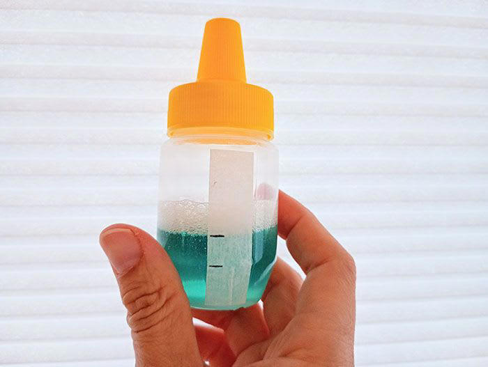 100均で買える「ミニサイズのはちみつ」が使いやすい！, はちみつ容器の活用①アイスに使うトッピングの容器に, はちみつ容器の活用②手作りドレッシングボトルに, はちみつ容器の活用③旅行先で使う衣類用洗剤の容器に, はちみつ容器の活用④スチームアイロンの水補充に