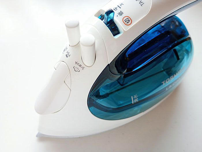 100均で買える「ミニサイズのはちみつ」が使いやすい！, はちみつ容器の活用①アイスに使うトッピングの容器に, はちみつ容器の活用②手作りドレッシングボトルに, はちみつ容器の活用③旅行先で使う衣類用洗剤の容器に, はちみつ容器の活用④スチームアイロンの水補充に