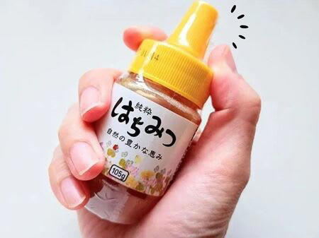 100均で買える「ミニサイズのはちみつ」が使いやすい！, はちみつ容器の活用①アイスに使うトッピングの容器に, はちみつ容器の活用②手作りドレッシングボトルに, はちみつ容器の活用③旅行先で使う衣類用洗剤の容器に, はちみつ容器の活用④スチームアイロンの水補充に