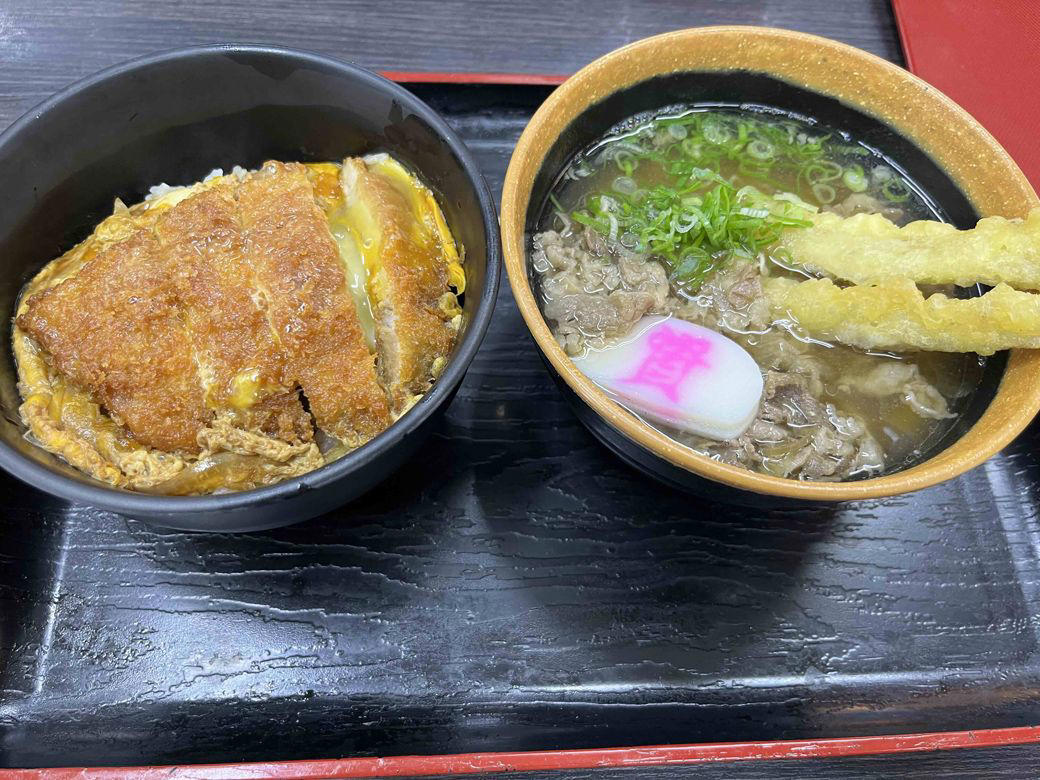 地元民が言われて困るリクエストは「屋台に行きたい」, 多国籍料理にコーヒー。新規屋台から始まる新しい福岡屋台文化, 「1杯1000円」は高すぎる？ ラーメンが“おやつ”の福岡県民, 実は、「うどんの地」。福岡のうどん3大チェーンの魅力,  北九州発「第4の勢力」と、進化する「うどん居酒屋」 ,  地元民に「もつ鍋屋」を指定するのはもったいない？　まだまだ奥が深い福岡の食 