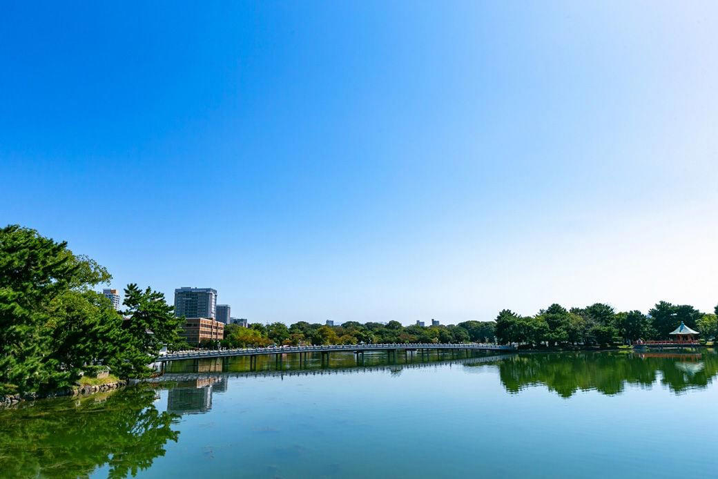 福岡に来てくれる観光客に、地元民が抱く“微かな申し訳なさ”, 日常を楽しむなら、「リヤカー部隊」と豊富な飲食店が魅力の西新へ, 福岡市内から1時間。移住者が急増する「糸島」の魅力, 博多から新幹線で15分。福岡市と異なる風情が楽しめる小倉, 近海の鮮魚も！活気あふれる「旦過市場」, 地元民もあまり知らない「若冲」の贅沢と、平尾台の雄大な自然,  異なる3つの海に育まれた「魚介の聖地」・北九州 , 「コンビニより焼鳥屋が多い」久留米に、水郷ならではの情緒が楽しめる柳川, 福岡市を「ハブ」として、福岡県を丸っと満喫