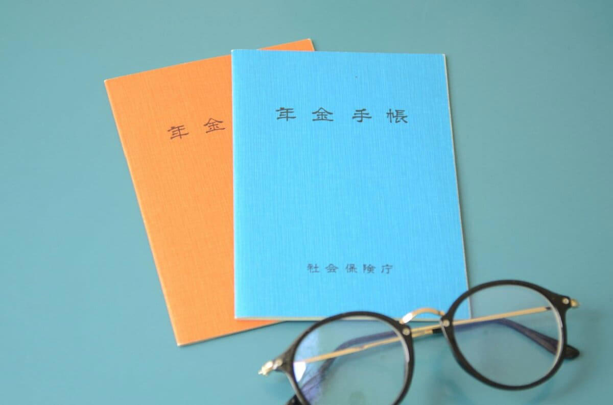 日本の公的年金制度の仕組み, 【第1階部分：国民年金（基礎年金）】, 【第2階部分：厚生年金】, 【2026年度の年金額改定】基礎年金と厚生年金のモデルケースは月額いくら？, 国民年金+厚生年金「月15万円以上」もらっている人はどのくらいいる？, 2025年成立「年金制度改正法」で「年収106万円の壁」はどう変わる？, そもそも「106万円の壁」とは何か, 制度改正のポイントは？, 「壁の撤廃」は働く人にとって何を意味するか