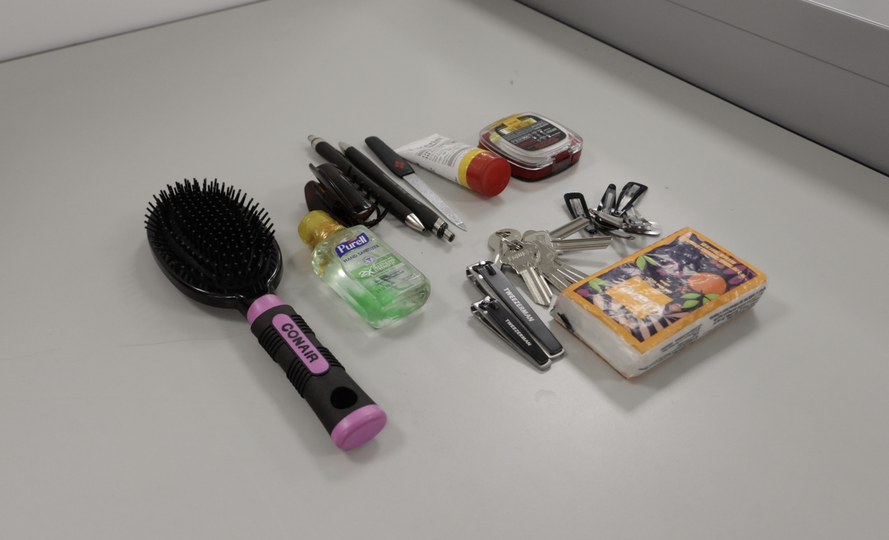 スマホユーザーは3タイプいる, オーディオラボ：ロボットのあたたかさ, 耐久試験ラボ：日常を本気で再現, デザインラボ：耐久性は素材から攻める, 通信・センサーラボ : 試験はロボットで, iPhoneにできないこと, で、iPhoneをやめるか？