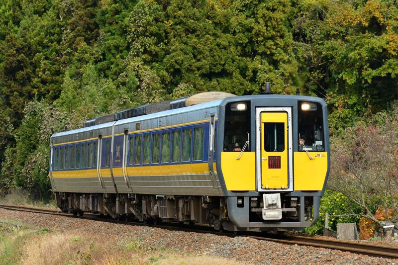 地域の足として観光路線として活躍する山口線（JR西日本）, 県都への鉄道から陰陽連絡鉄道へ発展, 貴重な気動車を活用した「大迂回・再婚列車」, 前面展望を楽しむなら〔スーパーおき〕がおすすめ, レトロ車両を新製し半世紀近く走り続ける〔SLやまぐち号〕, 山口線の見どころ, 25‰の急勾配を力強く登るSL列車は迫力満点, 谷あいの田園風景で四季の自然美を楽しむ, 小京都・津和野で転車台を見学し日本海へ下る, 山口線（JR西日本）データ