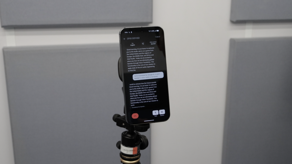 スマホユーザーは3タイプいる, オーディオラボ：ロボットのあたたかさ, 耐久試験ラボ：日常を本気で再現, デザインラボ：耐久性は素材から攻める, 通信・センサーラボ : 試験はロボットで, iPhoneにできないこと, で、iPhoneをやめるか？