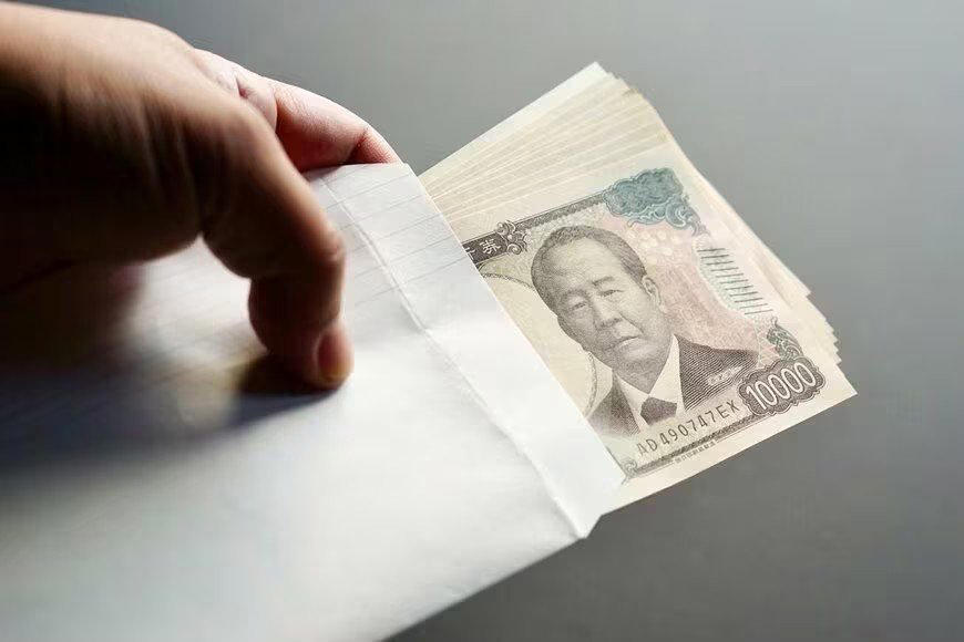 生活保護を受ける世帯の半数以上が「高齢者世帯」という日本の実情, 65歳以上の単身無職世帯、1カ月の平均生活費と収支, 高齢者が受け取る年金の平均月額は？国民年金と厚生年金の実態, 国民年金の平均受給月額, 厚生年金の平均受給月額, 年金だけに頼らない老後設計の重要性。今からできる備えとは