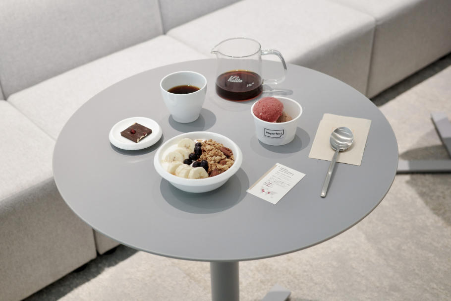 サステナブルをより身近なものに。丸の内にロースタリーをオープン, コーヒーとアートの融合。洗練された雰囲気の内装, 環境に配慮した最新焙煎機の導入。店内焙煎だからできる香りの豊かさ, コーヒー豆は農作物。コーヒーチェリーを使ったアイスクリーム, モーニングはこれ。アーモンドプードルを使用したグラノーラ