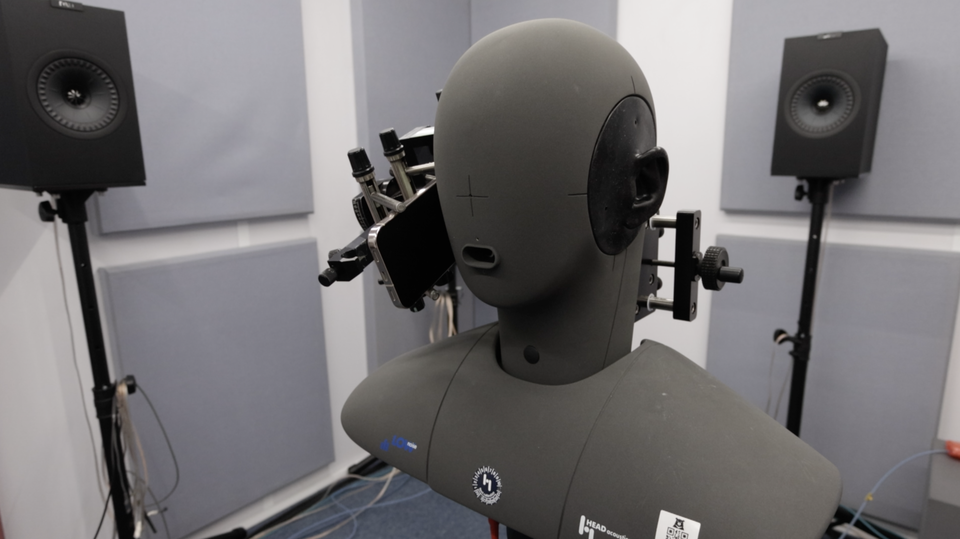 スマホユーザーは3タイプいる, オーディオラボ：ロボットのあたたかさ, 耐久試験ラボ：日常を本気で再現, デザインラボ：耐久性は素材から攻める, 通信・センサーラボ : 試験はロボットで, iPhoneにできないこと, で、iPhoneをやめるか？