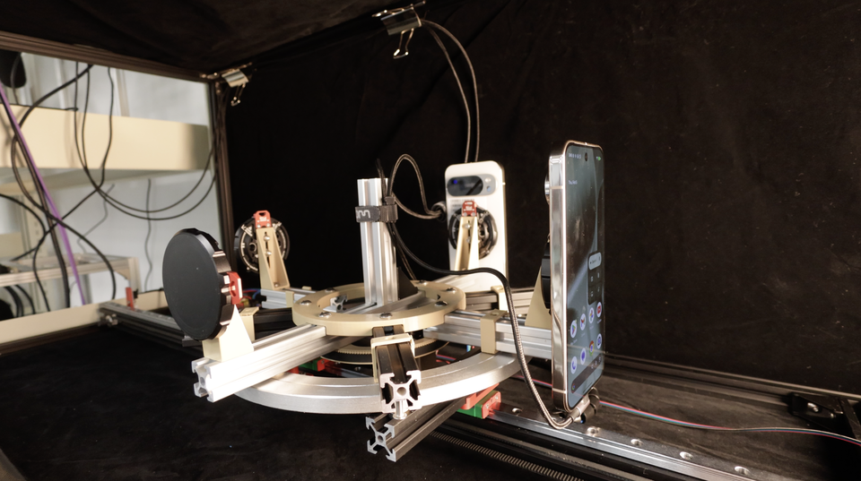 スマホユーザーは3タイプいる, オーディオラボ：ロボットのあたたかさ, 耐久試験ラボ：日常を本気で再現, デザインラボ：耐久性は素材から攻める, 通信・センサーラボ : 試験はロボットで, iPhoneにできないこと, で、iPhoneをやめるか？