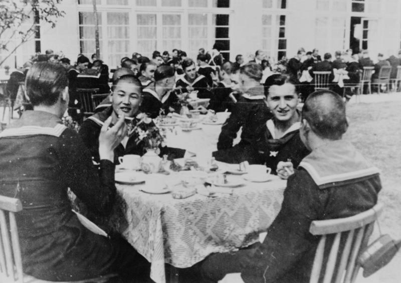 元海軍大尉の商社マン, 直前に知らされたドイツ渡航, アラビア海の炎熱地獄, イルカの群れが真横をかすめる, 風呂にすら入れなかった4か月, ヒトラーから勲章を, 占領下のパリ市街