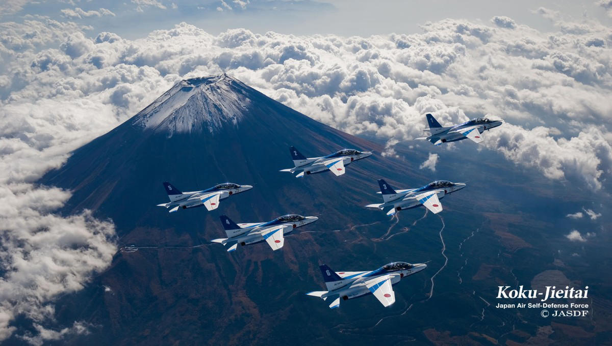 2026年度ブルーインパルスの展示飛行スケジュールが決定！, 復興の祈りを込めて、4月11日熊本からスタート, 注目は2027年3月！「東京マラソン」と「国際園芸博覧会」, ランナーへエールを送る20回記念の「東京マラソン2027」, 花と緑の祭典を彩る「GREEN EXPO 2027」, 全国各地の航空祭も目白押し！鉄道での基地アクセスも要チェック, 渋滞回避！鉄道利用でスマートに航空祭へ, ブルーインパルス展示飛行 2026年度の開催一覧