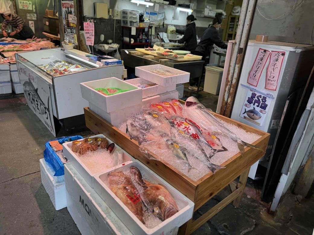 福岡に来てくれる観光客に、地元民が抱く“微かな申し訳なさ”, 日常を楽しむなら、「リヤカー部隊」と豊富な飲食店が魅力の西新へ, 福岡市内から1時間。移住者が急増する「糸島」の魅力, 博多から新幹線で15分。福岡市と異なる風情が楽しめる小倉, 近海の鮮魚も！活気あふれる「旦過市場」, 地元民もあまり知らない「若冲」の贅沢と、平尾台の雄大な自然,  異なる3つの海に育まれた「魚介の聖地」・北九州 , 「コンビニより焼鳥屋が多い」久留米に、水郷ならではの情緒が楽しめる柳川, 福岡市を「ハブ」として、福岡県を丸っと満喫