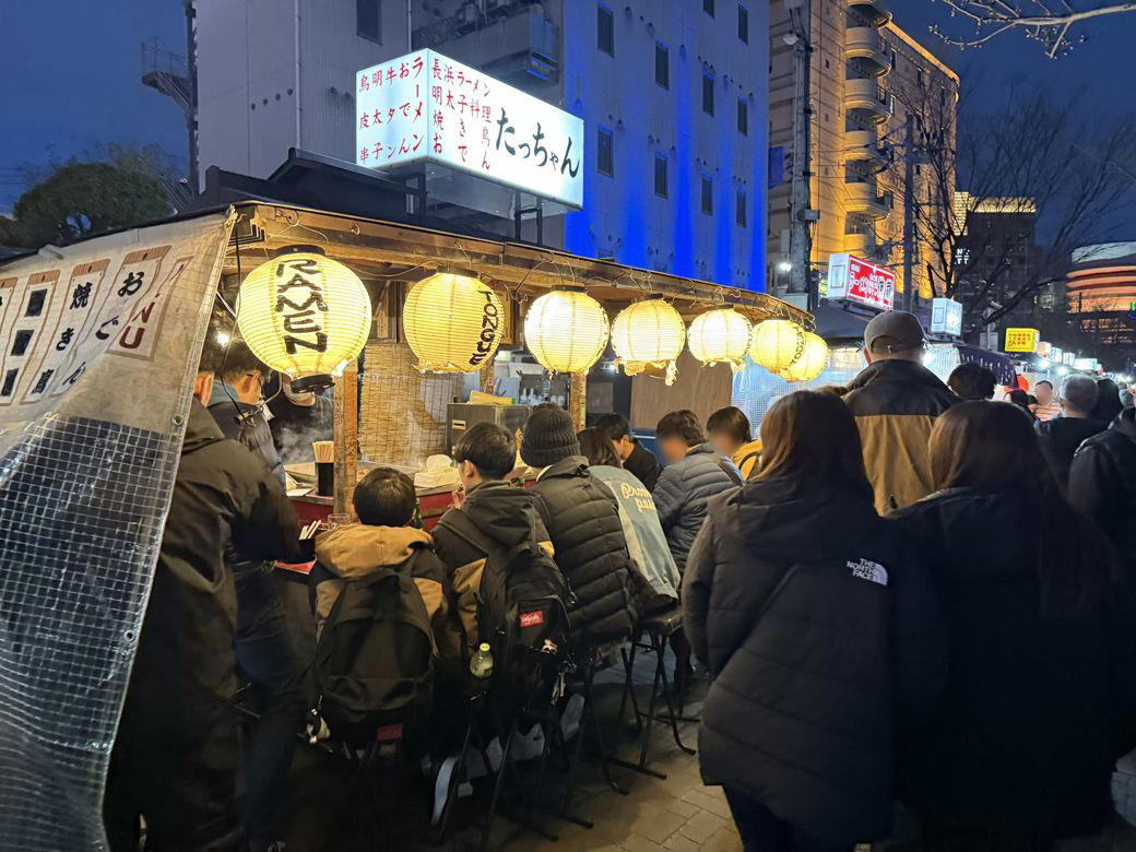 地元民が言われて困るリクエストは「屋台に行きたい」, 多国籍料理にコーヒー。新規屋台から始まる新しい福岡屋台文化, 「1杯1000円」は高すぎる？ ラーメンが“おやつ”の福岡県民, 実は、「うどんの地」。福岡のうどん3大チェーンの魅力,  北九州発「第4の勢力」と、進化する「うどん居酒屋」 ,  地元民に「もつ鍋屋」を指定するのはもったいない？　まだまだ奥が深い福岡の食 