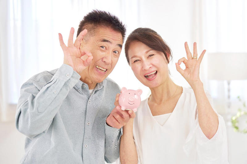 70歳代・二人以上世帯の貯蓄事情：平均額と中央値はいくら？, 厚生年金の受給額は月平均いくら？男女差と分布を解説, 厚生年金の平均受給月額, 受給額別の人数分布, 国民年金（老齢基礎年金）の平均受給額と実態, 国民年金の平均受給月額, 受給額別の人数分布, 65歳以上・夫婦のみ無職世帯の家計収支モデル, 収入の内訳：月額25万2818円, 可処分所得（手取り）：月額22万2462円, 消費支出の内訳：月額25万6521円, 毎月の家計収支：3万4058円の赤字, 公的年金のみで生活する高齢者世帯の割合は？, 総所得に占める公的年金の割合