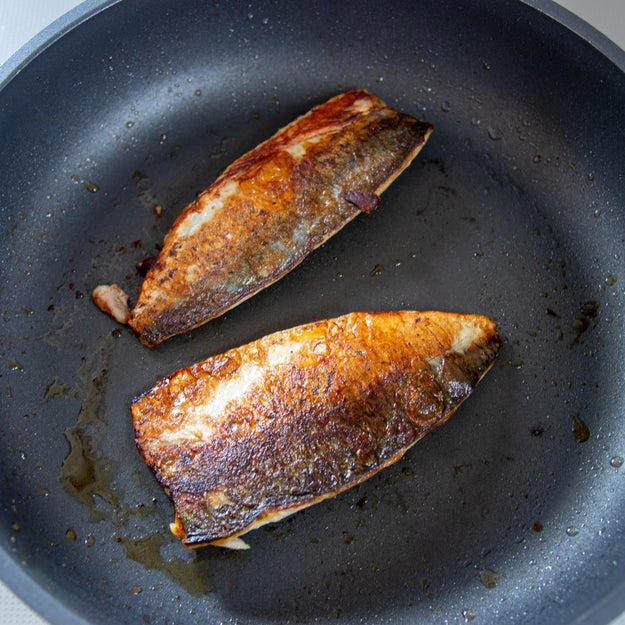 焼いたサバをのせるだけ！ 簡単焼きサバ寿司, レシピの基本情報：, 作り方：① ご飯に【A】を入れて混ぜ合わせる。ラップで包んで成形し、冷蔵庫に入れておく。, ② 塩サバはグリルやフライパンで焼き目がつくまで加熱する。, ③ ①のラップを開いて上に、大葉、②の順において再度ラップで包み、冷蔵庫で30分寝かせたら、完成！