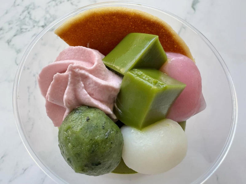エスターバニーにキュン♡「さくら香るいちごもこ」, 春を感じる贅沢和パフェ「さくらと宇治抹茶の和パフェ」, さくら香るもちもちミニ大福「さくらラテ大福」, ふんわりやわらかな癒し系♡「さくらラテ マシュマロチョコ」, すっきり優しい春の味「桜香る白桃ゼリー」, 今だけの贅沢な味わい♡推しの“さくらスイーツ”見つけちゃお！