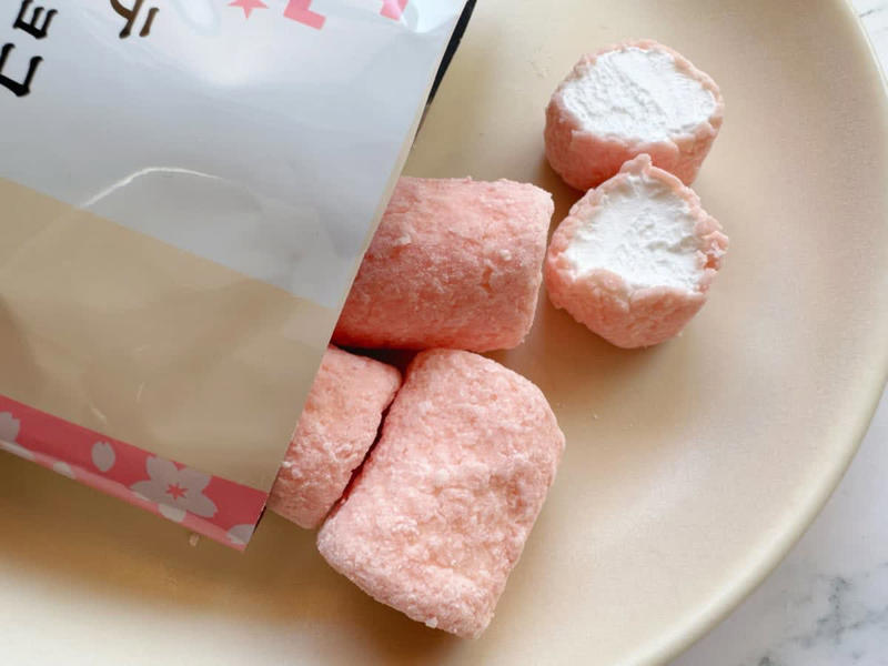 エスターバニーにキュン♡「さくら香るいちごもこ」, 春を感じる贅沢和パフェ「さくらと宇治抹茶の和パフェ」, さくら香るもちもちミニ大福「さくらラテ大福」, ふんわりやわらかな癒し系♡「さくらラテ マシュマロチョコ」, すっきり優しい春の味「桜香る白桃ゼリー」, 今だけの贅沢な味わい♡推しの“さくらスイーツ”見つけちゃお！