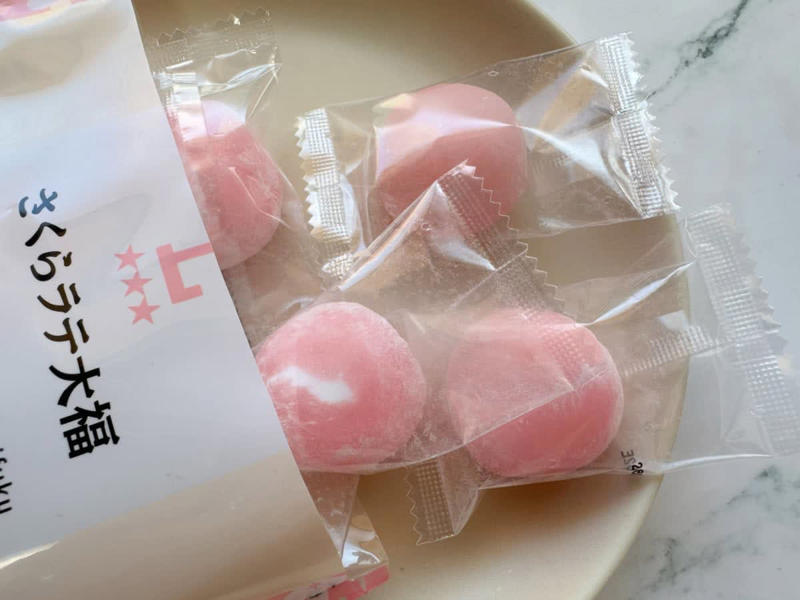エスターバニーにキュン♡「さくら香るいちごもこ」, 春を感じる贅沢和パフェ「さくらと宇治抹茶の和パフェ」, さくら香るもちもちミニ大福「さくらラテ大福」, ふんわりやわらかな癒し系♡「さくらラテ マシュマロチョコ」, すっきり優しい春の味「桜香る白桃ゼリー」, 今だけの贅沢な味わい♡推しの“さくらスイーツ”見つけちゃお！