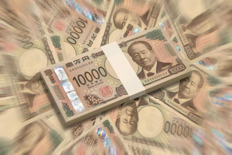 日本の公的年金は2階建て構造！「国民年金」と「厚生年金」の仕組み, 【1階部分】国民年金（基礎年金）の概要, 【2階部分】厚生年金の仕組みとは, 2026年度の年金額はどう変わる？改定内容を解説, 厚生年金と国民年金の平均受給額は？【老齢年金】, 厚生年金の平均受給額と分布, 国民年金の平均受給額と分布, 年金に上乗せされる「年金生活者支援給付金」とはどんな制度？, 【2026年度】老齢年金の「年金生活者支援給付金」支給額はいくら？, 「年金生活者支援給付金」の対象者となる支給要件を解説, 老齢年金生活者支援給付金の具体的な支給対象者, 注意！年金生活者支援給付金は申請手続きが必須, 年金受給中に「緑の封筒」が届いたら要チェック, 給付金の手続きは毎年必要なのか？, まとめ：年金制度を理解し、自身の受給額を確認しよう