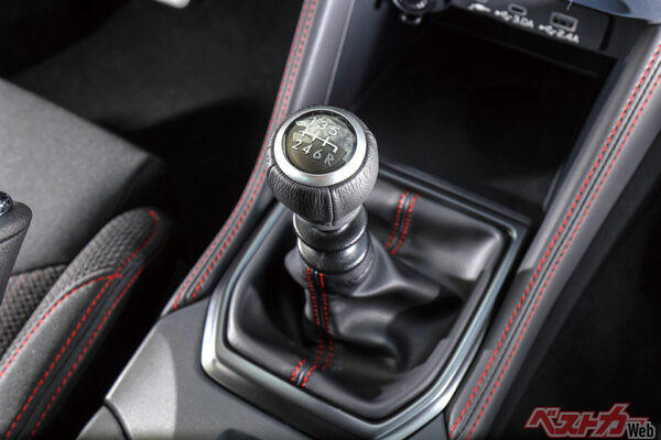 待望の日本上陸！　6MTモデルの「WRX」, 岡本幸一郎が乗って評価：「時代遅れで何が悪い！　HパターンMTという贅沢」, 大音安弘が乗って評価：「エンジンと対話できる喜び。これが大人のツアラーの正解」, 工藤貴宏が乗って評価：「中途半端なんて言わせない！　MTで味わうWRXの気持ちよさ」