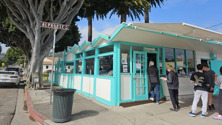 The Win~Dow, Jonesy's Fried Chicken, The Blue Owl, La Super-Rica Taqueria, Tacos Pipeye, Chubbies Hamburgers, Gino's Sicilian Express, Buena Onda Empanadas, Yetz's Bagels, Methodology