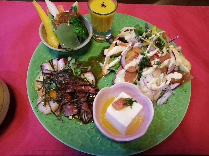 朝食バイキングが豪華すぎる名旅館, 飛騨地方の郷土料理に舌鼓を打つ秘湯, 朝夕、川床で絶品料理をいただける湯宿, 旨み凝縮、名物の地獄蒸しを堪能できる宿