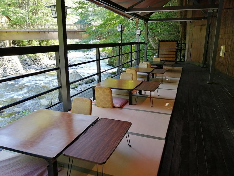 朝食バイキングが豪華すぎる名旅館, 飛騨地方の郷土料理に舌鼓を打つ秘湯, 朝夕、川床で絶品料理をいただける湯宿, 旨み凝縮、名物の地獄蒸しを堪能できる宿