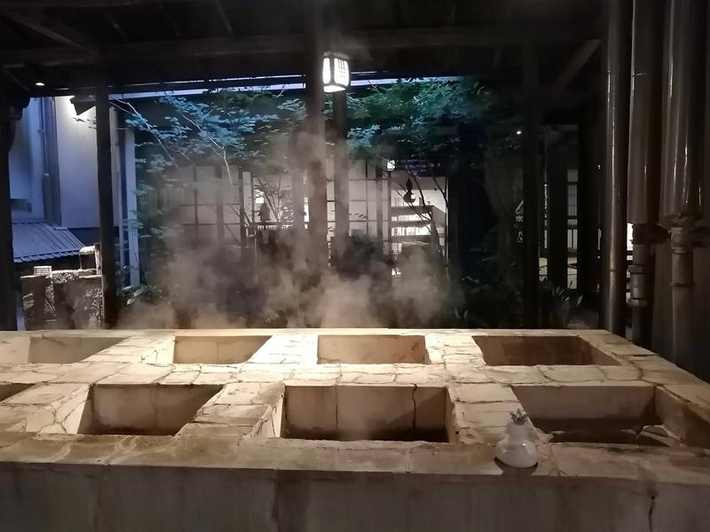朝食バイキングが豪華すぎる名旅館, 飛騨地方の郷土料理に舌鼓を打つ秘湯, 朝夕、川床で絶品料理をいただける湯宿, 旨み凝縮、名物の地獄蒸しを堪能できる宿