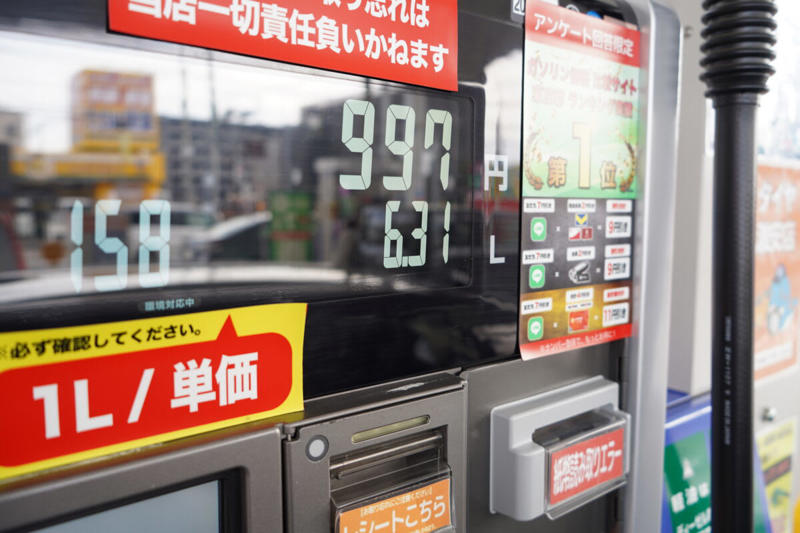 「そろそろ、乗り替え時かな……」, そもそも「スーパーゾイル」って？, 検証車両と検証方法について, シビアコンディション：「チョイ乗り」の繰り返し (1/2), シビアコンディション：「チョイ乗り」の繰り返し (2/2), 高速＋山道の150kmロングドライブ, 事前の燃費は27.0km/L (1/3), 事前の燃費は27.0km/L (2/3), 事前の燃費は27.0km/L (3/3), スーパーゾイルの添加方法は？, オイル総量の5％にあたる130mlを計量, 総量が2.6Lとなるよう調整, オイルごとエンジンに注入, 「音に見合った加速」が得られるように, 高速走行時の騒音は？ 投入前：平均67.4dB, 低回転域での粘り感が向上, 気になる燃費向上効果は？, 150kmの長距離運転では28.8km/Lへ (1/3), 150kmの長距離運転では28.8km/Lへ (2/3), 150kmの長距離運転では28.8km/Lへ (3/3), スーパーゾイルは「愛車のことがもっと好きになる」添加剤だった