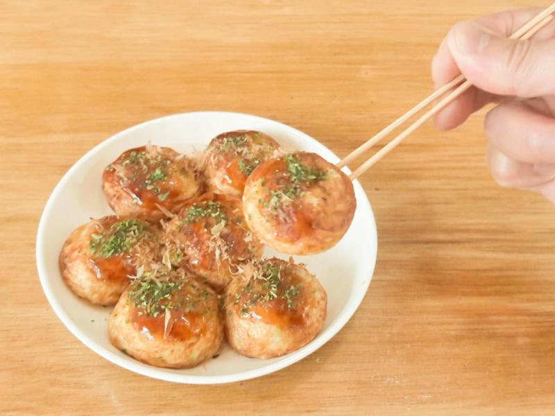 並べて比較！ 丸型の「業スー」と山型の「ロピア」, 【業務スーパー】1個あたり約16.4円！ とろとろ食感の「リアル屋台系」, 生地がとろけ出す！ タコの存在感も抜群, 【ロピア】1個あたり約13.4円！ 香ばしさがクセになる「揚げ焼き系」, お出汁が効いてフワフワ！ カリッとした香ばしさが魅力, 【結論】屋台派は「業スー」、揚げたこ焼き派は「ロピア」！