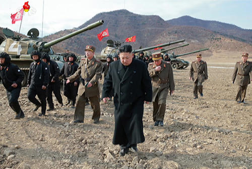 戦車とドローンを連携…現代戦を意識した北朝鮮の戦術, 新型戦車が登場…誇示された性能と実戦の隔たり, 米韓演習直後に公開…計算されたタイミング, 中東情勢の影響も…地上戦重視の流れ, 核に依存しない戦争能力を強調…通常戦力アピールの意味, 後継構図も演出か…軍事イベントに込められた別の狙い