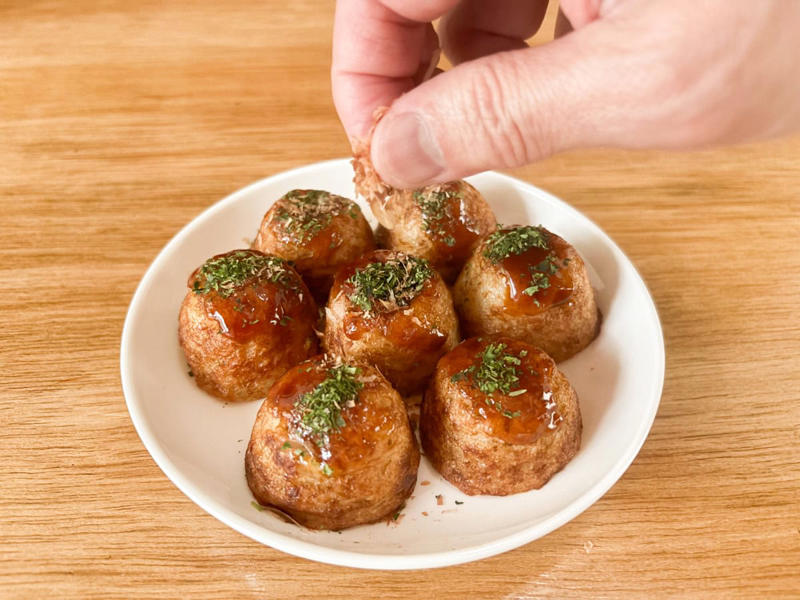 並べて比較！ 丸型の「業スー」と山型の「ロピア」, 【業務スーパー】1個あたり約16.4円！ とろとろ食感の「リアル屋台系」, 生地がとろけ出す！ タコの存在感も抜群, 【ロピア】1個あたり約13.4円！ 香ばしさがクセになる「揚げ焼き系」, お出汁が効いてフワフワ！ カリッとした香ばしさが魅力, 【結論】屋台派は「業スー」、揚げたこ焼き派は「ロピア」！