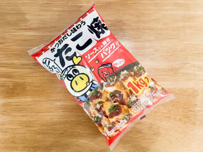 並べて比較！ 丸型の「業スー」と山型の「ロピア」, 【業務スーパー】1個あたり約16.4円！ とろとろ食感の「リアル屋台系」, 生地がとろけ出す！ タコの存在感も抜群, 【ロピア】1個あたり約13.4円！ 香ばしさがクセになる「揚げ焼き系」, お出汁が効いてフワフワ！ カリッとした香ばしさが魅力, 【結論】屋台派は「業スー」、揚げたこ焼き派は「ロピア」！