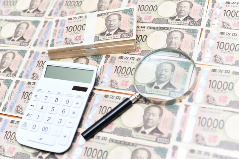 「1000万円を15年運用」一括投資と積立投資、シミュレーションで見る結果の違い, ケース1：年利+5％で推移する理想的な「右肩上がり」相場, ケース2：年利▲5％で続く厳しい「右肩下がり」相場, 50歳代が一括投資を選ぶ際に知っておきたい2つの注意点, 注意点1：集中投資は避ける。「銘柄分散」でリスクを管理, 注意点2：損失額を「割合」ではなく「金額」で具体的にイメージする, 50歳代の投資は「出口戦略」から考えるのが後悔しないコツ, 65歳から資産の取り崩しを始めたい場合の戦略, 75歳頃まで年金や収入で生活できる場合の戦略, 「一括」か「積立」か？二者択一ではない第3の選択肢, 一部を「待機資金」として現金で確保する考え方, 「短期集中型」の積立投資で効率と安心を両立, まとめ：50歳代からの資産運用で大切なこと