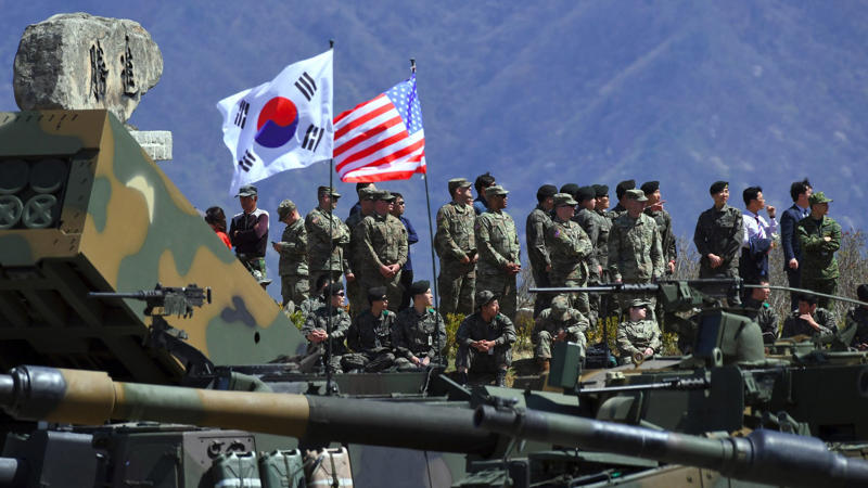 戦車とドローンを連携…現代戦を意識した北朝鮮の戦術, 新型戦車が登場…誇示された性能と実戦の隔たり, 米韓演習直後に公開…計算されたタイミング, 中東情勢の影響も…地上戦重視の流れ, 核に依存しない戦争能力を強調…通常戦力アピールの意味, 後継構図も演出か…軍事イベントに込められた別の狙い