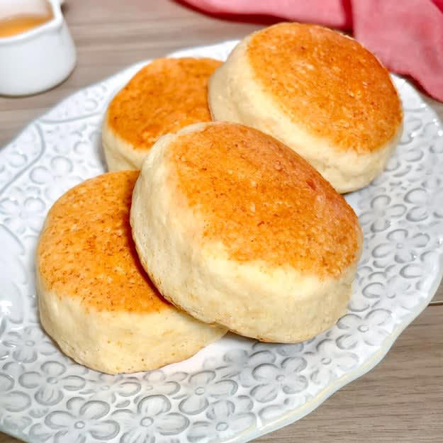 フライパンで簡単ふわふわパン, 作り方： ①ボールにすべての材料を入れて混ぜ、4等分にして丸める。, ③ フライパンにサラダ油（分量外）を薄く引き、②を並べる。ふたをして片面約12分ずつ弱火で両面焼いたら、完成！, ✔ 失敗しないポイント