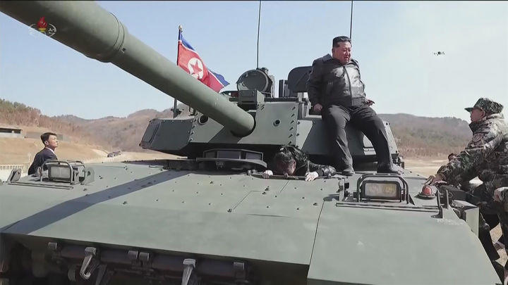 戦車とドローンを連携…現代戦を意識した北朝鮮の戦術, 新型戦車が登場…誇示された性能と実戦の隔たり, 米韓演習直後に公開…計算されたタイミング, 中東情勢の影響も…地上戦重視の流れ, 核に依存しない戦争能力を強調…通常戦力アピールの意味, 後継構図も演出か…軍事イベントに込められた別の狙い