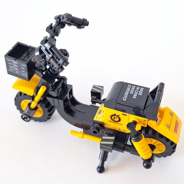 ダイソーでは、ハイクオリティな「ミニブロック」を販売しています。, 公式youtubeでおすすめされていた、ミニブロックシリーズです。, 程よい難易度で、楽しんで組み立てられます。, 懐かしい気持ちになる、ダンスゲーム機。, 本物のバイクを小さくしたような、リアルな作りが魅力。, フィギュアと組み合わせて、撮影するのも楽しいです。, 道具を用意しておくと、組み立てがスムーズ。, 種類が豊富で、いろいろ集めたくなりました！, オシャレな雑貨なら、イケアの「SPETSBOJ スペッツボイ テーブルランプ, 調光可能／イエロー」もおすすめ！, ベッドで本を読むときや、夜にリビングでくつろぐときに重宝しますよ。