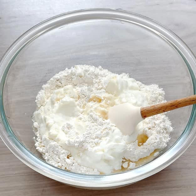フライパンで簡単ふわふわパン, 作り方： ①ボールにすべての材料を入れて混ぜ、4等分にして丸める。, ③ フライパンにサラダ油（分量外）を薄く引き、②を並べる。ふたをして片面約12分ずつ弱火で両面焼いたら、完成！, ✔ 失敗しないポイント