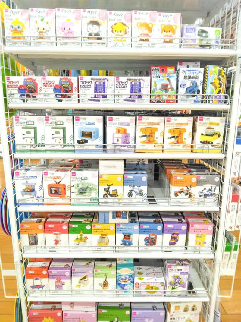 ダイソーでは、ハイクオリティな「ミニブロック」を販売しています。, 公式youtubeでおすすめされていた、ミニブロックシリーズです。, 程よい難易度で、楽しんで組み立てられます。, 懐かしい気持ちになる、ダンスゲーム機。, 本物のバイクを小さくしたような、リアルな作りが魅力。, フィギュアと組み合わせて、撮影するのも楽しいです。, 道具を用意しておくと、組み立てがスムーズ。, 種類が豊富で、いろいろ集めたくなりました！, オシャレな雑貨なら、イケアの「SPETSBOJ スペッツボイ テーブルランプ, 調光可能／イエロー」もおすすめ！, ベッドで本を読むときや、夜にリビングでくつろぐときに重宝しますよ。