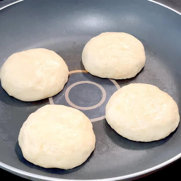 フライパンで簡単ふわふわパン, 作り方： ①ボールにすべての材料を入れて混ぜ、4等分にして丸める。, ③ フライパンにサラダ油（分量外）を薄く引き、②を並べる。ふたをして片面約12分ずつ弱火で両面焼いたら、完成！, ✔ 失敗しないポイント