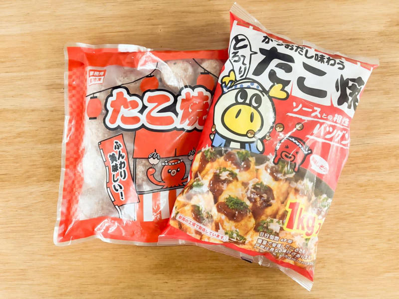 並べて比較！ 丸型の「業スー」と山型の「ロピア」, 【業務スーパー】1個あたり約16.4円！ とろとろ食感の「リアル屋台系」, 生地がとろけ出す！ タコの存在感も抜群, 【ロピア】1個あたり約13.4円！ 香ばしさがクセになる「揚げ焼き系」, お出汁が効いてフワフワ！ カリッとした香ばしさが魅力, 【結論】屋台派は「業スー」、揚げたこ焼き派は「ロピア」！