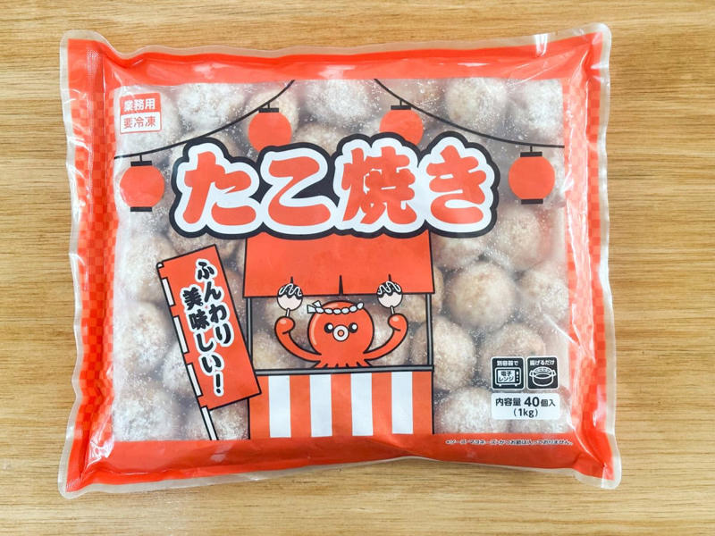 並べて比較！ 丸型の「業スー」と山型の「ロピア」, 【業務スーパー】1個あたり約16.4円！ とろとろ食感の「リアル屋台系」, 生地がとろけ出す！ タコの存在感も抜群, 【ロピア】1個あたり約13.4円！ 香ばしさがクセになる「揚げ焼き系」, お出汁が効いてフワフワ！ カリッとした香ばしさが魅力, 【結論】屋台派は「業スー」、揚げたこ焼き派は「ロピア」！