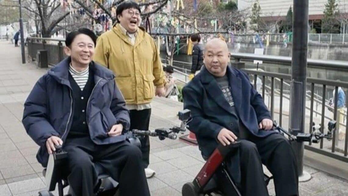 ハチミツ二郎が車椅子生活になったわけ, 電動車椅子による街ブラロケ, 「単独ライブで借金150万円」豪快で型破りな人たらし, 離婚後はシングルファザーに, レスラーとしての姿