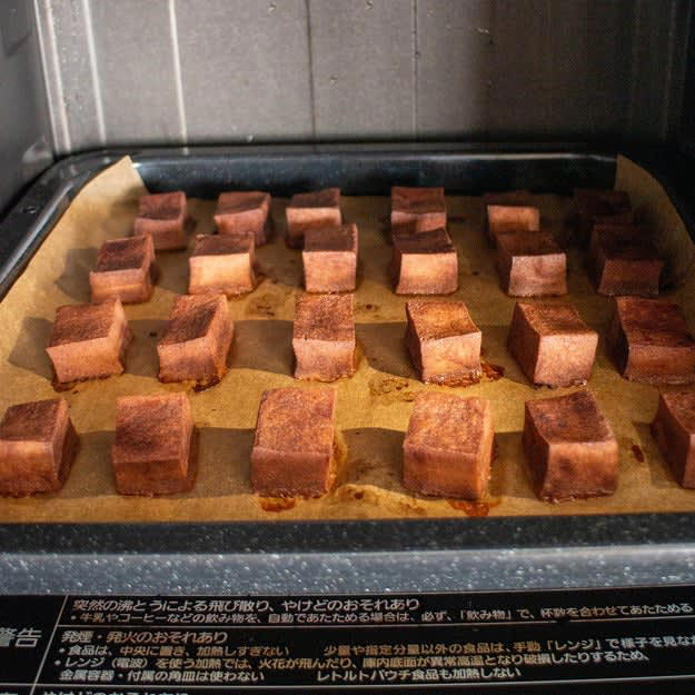 チョコブラウニーみたいな高野豆腐, 作り方：① 高野豆腐をたっぷりのぬるま湯（分量外）で戻し、柔らかくなったら、両手で挟むようにしてしっかり水気を絞る。1個につき6等分に切り分ける。, ② ボウルに【A】を入れ、泡立て器でよく混ぜる。①を入れ、手で軽くもんで、中まで液を染み込ませる。, ③ 天板にクッキングシートを敷き、②を重ならないように並べる。170℃に予熱したオーブンで15〜20分焼いたら、完成！, ✨ さらにアレンジ！