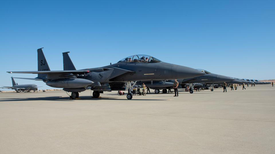 アメリカ空軍で40年近くにわたり運用されているF-15Eストライクイーグル, F-15Eは、アメリカ空軍における最速の有人航空機, F-15Eストライクイーグルは推力重量比が高く、垂直上昇中でも加速が可能, もうひとつの特徴的な能力は、飛行情報や戦術情報を風防（ウィンドスクリーン）に直接投影するヘッドアップディスプレイだ, F-15Eは、夜間の低高度航法および標的捕捉を可能にするLANTIRNシステムを搭載, 核兵器および通常兵器のいずれも搭載可能, F-15Eストライクイーグルは、パイロットと兵器システム士官の2名で運用される, F-15は無給油で約3860kmの航続が可能で、空中給油にも対応する, アメリカ空軍によると、F-15Eの製造コストは1998年時点で3110万ドルだが、これをインフレ調整後の現在価値に換算すると約6230万ドル（約99億円）に相当する, 「エピック・フューリー作戦」中の3月1日、クウェートの防空部隊がアメリカ軍のF-15Eを3機、誤って撃墜した。アメリカ中央軍はこれを「フレンドリー・ファイア」による事故と説明している