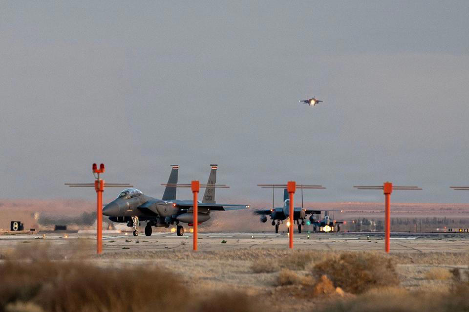 アメリカ空軍で40年近くにわたり運用されているF-15Eストライクイーグル, F-15Eは、アメリカ空軍における最速の有人航空機, F-15Eストライクイーグルは推力重量比が高く、垂直上昇中でも加速が可能, もうひとつの特徴的な能力は、飛行情報や戦術情報を風防（ウィンドスクリーン）に直接投影するヘッドアップディスプレイだ, F-15Eは、夜間の低高度航法および標的捕捉を可能にするLANTIRNシステムを搭載, 核兵器および通常兵器のいずれも搭載可能, F-15Eストライクイーグルは、パイロットと兵器システム士官の2名で運用される, F-15は無給油で約3860kmの航続が可能で、空中給油にも対応する, アメリカ空軍によると、F-15Eの製造コストは1998年時点で3110万ドルだが、これをインフレ調整後の現在価値に換算すると約6230万ドル（約99億円）に相当する, 「エピック・フューリー作戦」中の3月1日、クウェートの防空部隊がアメリカ軍のF-15Eを3機、誤って撃墜した。アメリカ中央軍はこれを「フレンドリー・ファイア」による事故と説明している