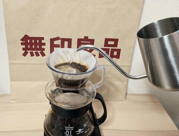 「無印良品週間」について, 手軽なのに満足感しっかり。無印でつくるごちそうごはん, 素材を生かした 辛くない 国産りんごと野菜のカレー, 温めて食べるパックごはん 白米, ほっとひと息のご褒美に。コーヒーと楽しむ無印スイーツ, 不揃い 宇治抹茶バウム, 不揃い ちいさなコーヒーバウム, 世界のお菓子 抹茶のオペラケーキ, オリジナルブレンド コーヒーゼリー, おうちがカフェに変わる。無印の本格ドリンク, カフェインレス カフェオレベース 無糖, カフェインレス カフェオレベース 無糖, 季節のコーヒー 春ブレンド ドリップ（個装販売）, オリジナルブレンド コーヒー ダークテイスト ドリップ, おうちでおいしくいれるなら！ 無印のコーヒー雑貨, コーヒーフィルター, 耐熱ガラス サーバー 小, ステンレス ドリップポット 目盛り付き, 毎日のちょっとした手間をラクに。頼れるキッチン雑貨, バガスと無漂白パルプキッチンペーパー（60組）120枚, 蓋をしたままレンジで使えるフードコンテナ, 再生ポリエチレン入り ごみ袋 持ち手付き（20枚入り）, 薄手 お茶／出汁パック 33枚入り, 深型 水切りネット, コルク コースター 5枚組, マチ付きダブルチャック フリーザーバッグ／Ｌ